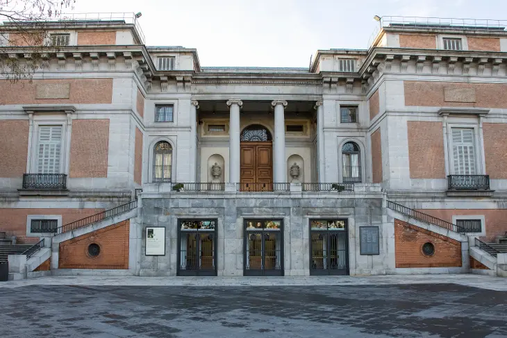 fachada museo del prado - Qué tipo de arquitectura es el Museo del Prado