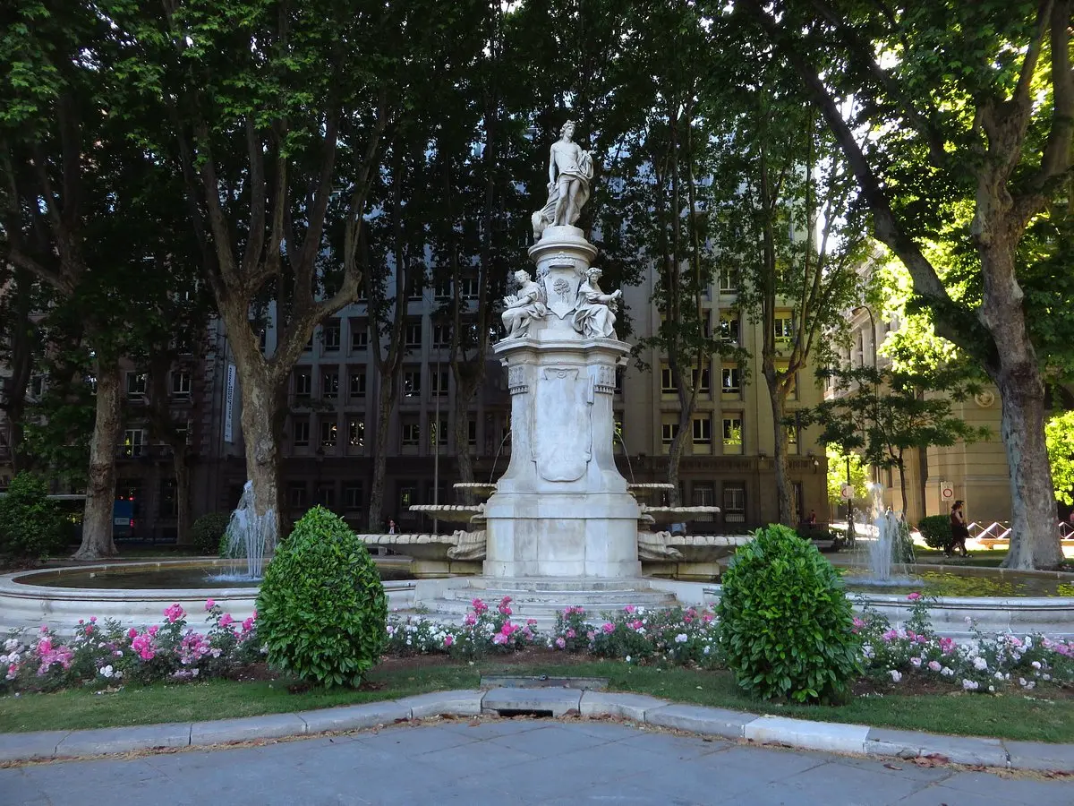 fuente de apolo paseo del prado madrid - Quién hizo la fuente de Apolo